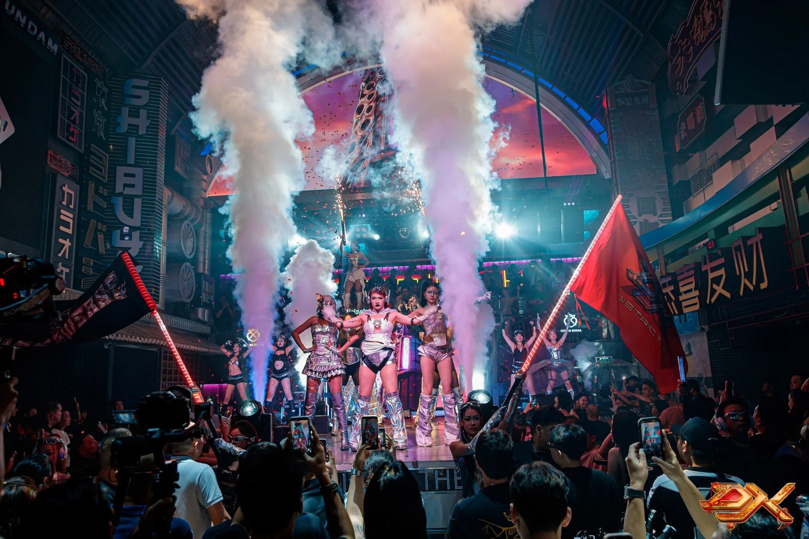 Neonbeleuchtete Lounge im District K Nightclub in Ho-Chi-Minh-Stadt