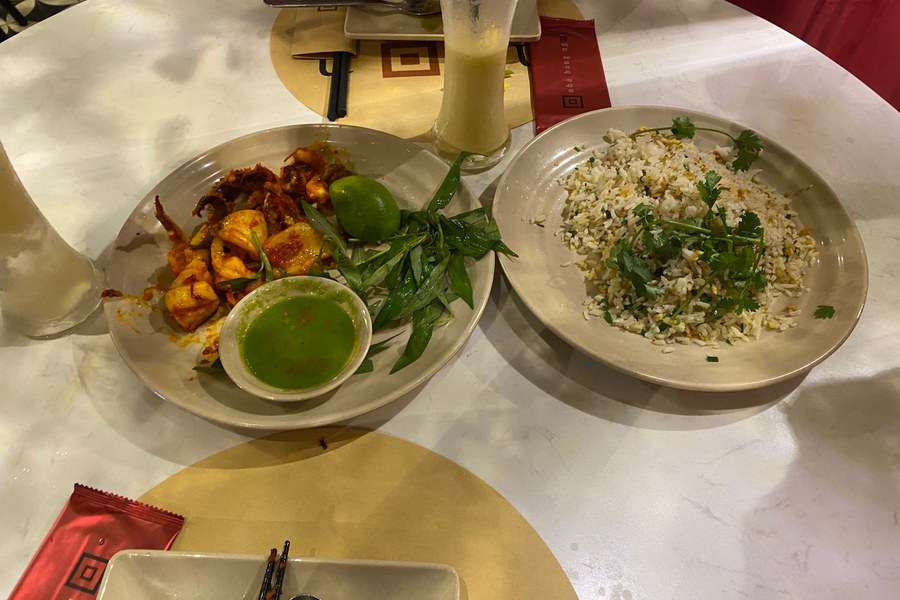 Reis- und Meeresfr&uuml;chtegerichte im Nhà Hàng Ngon in Ho-Chi-Minh-Stadt
